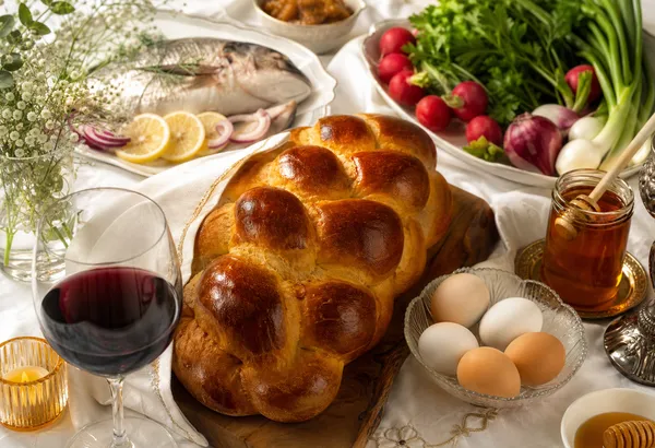 Kosher Diet Guide: Certification Marks, Milk-Meat Separation, and Hidden Non-Kosher Ingredients